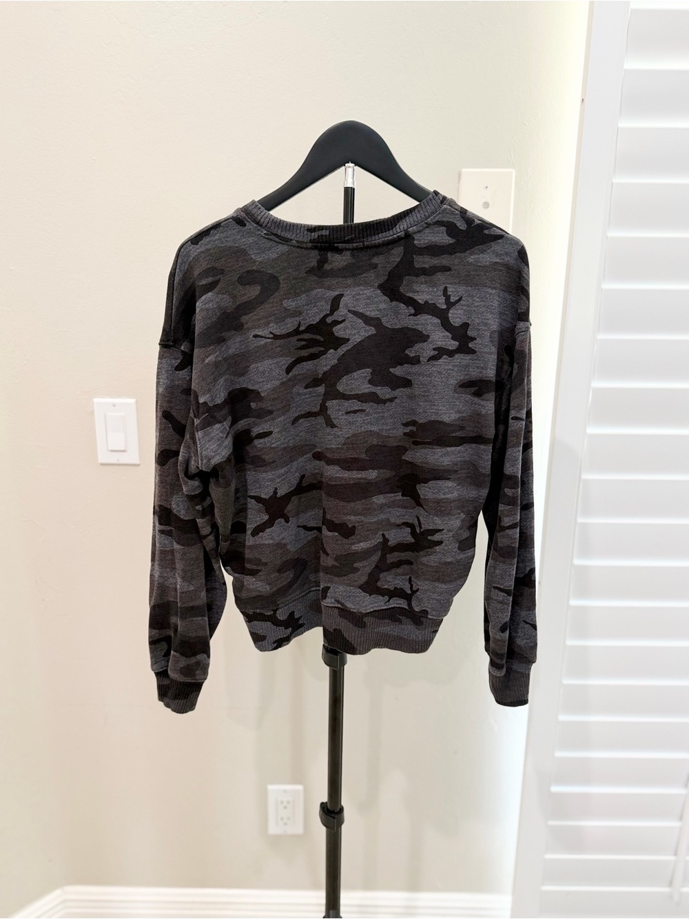 Rails Black & Charcoal Camo Crewneck Sweatshirt Model off Duty - Picture 3 of 7